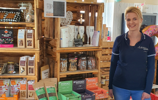 Maria Heret in ihrem Laden, Foto: Maike Steuer