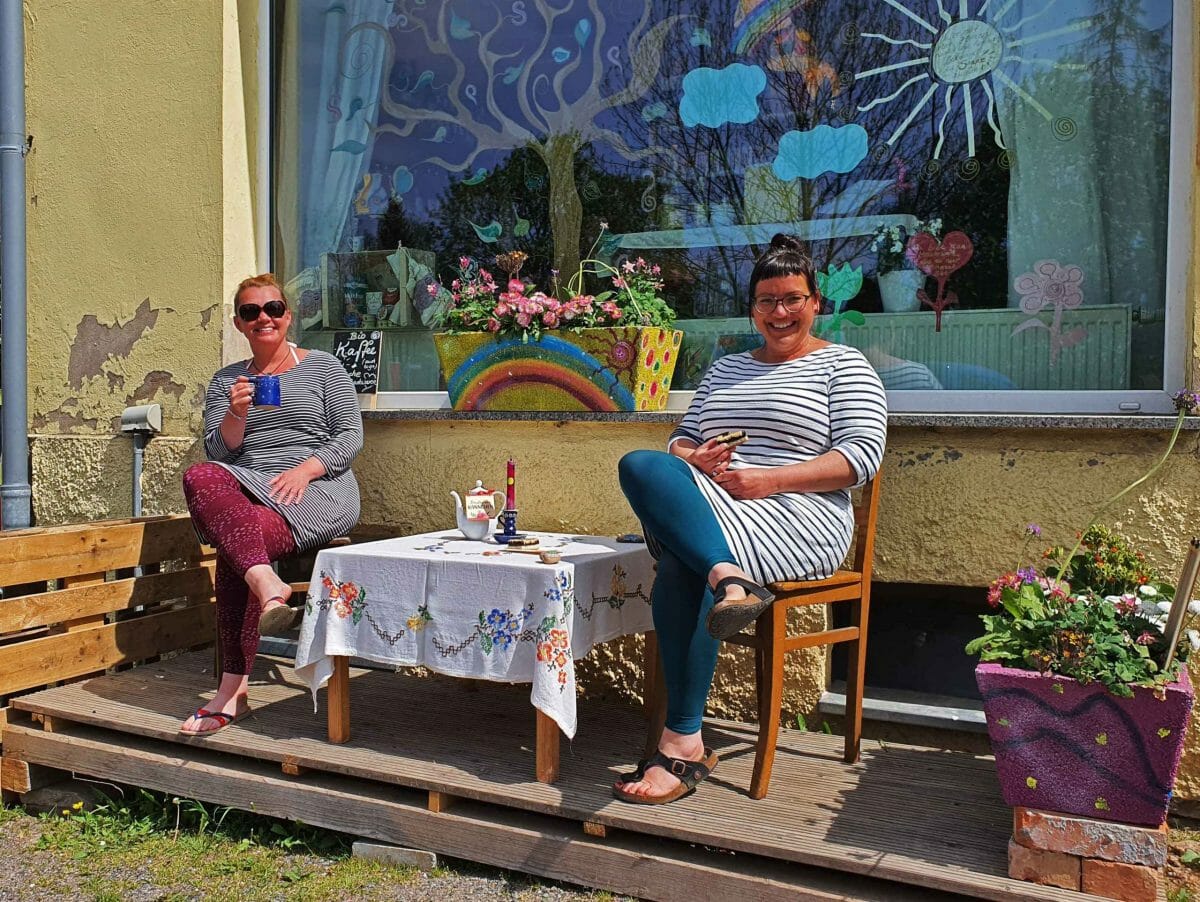 Sandra und Katrin vor ihrem Laden in Ponitz, Foto: Maike Steuer
