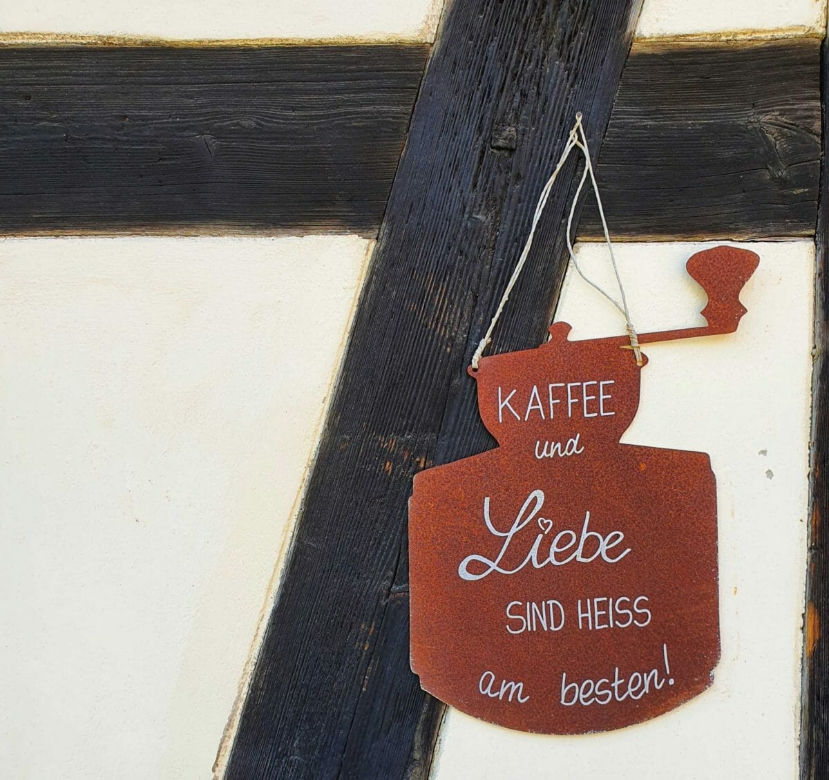 Kaffee-Schild an der Fassade, Foto: Maike Steuer