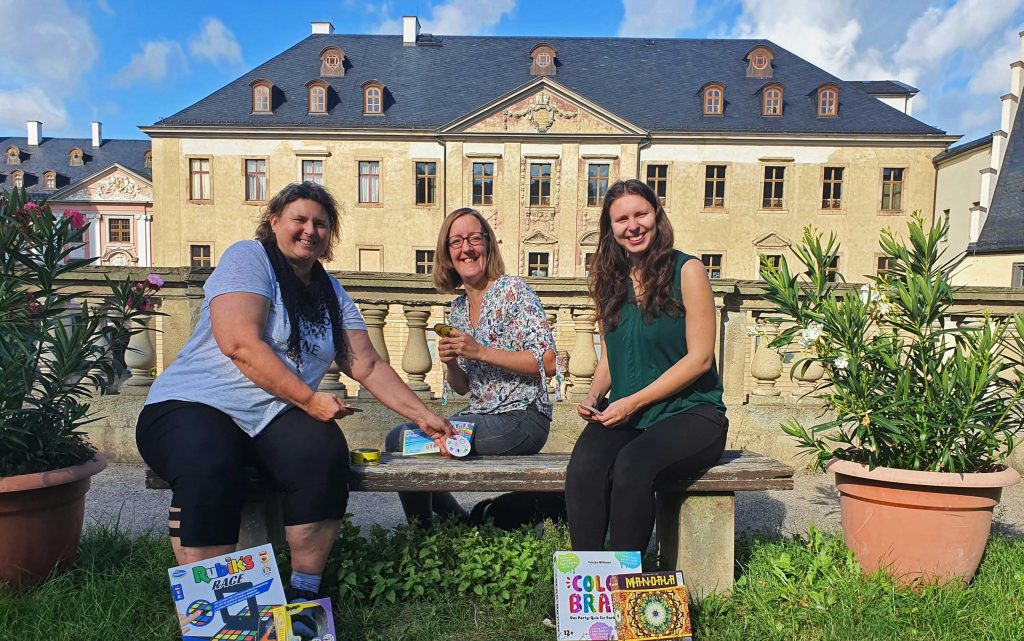 teamfoto1_schloss Gabi, Maike und Sarah-Ann im Agnesgarten, Foto: Andre