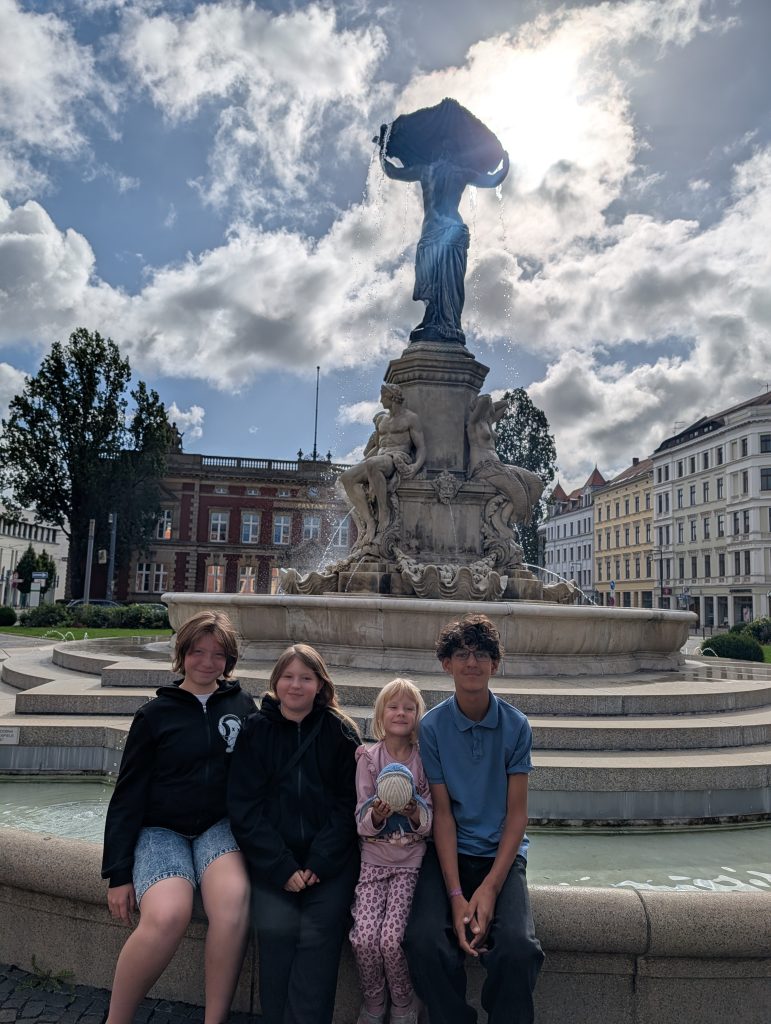 Reisegruppe Görlitz: Lea, Amelie, Lene und Oskar erkunden die Innenstadt.