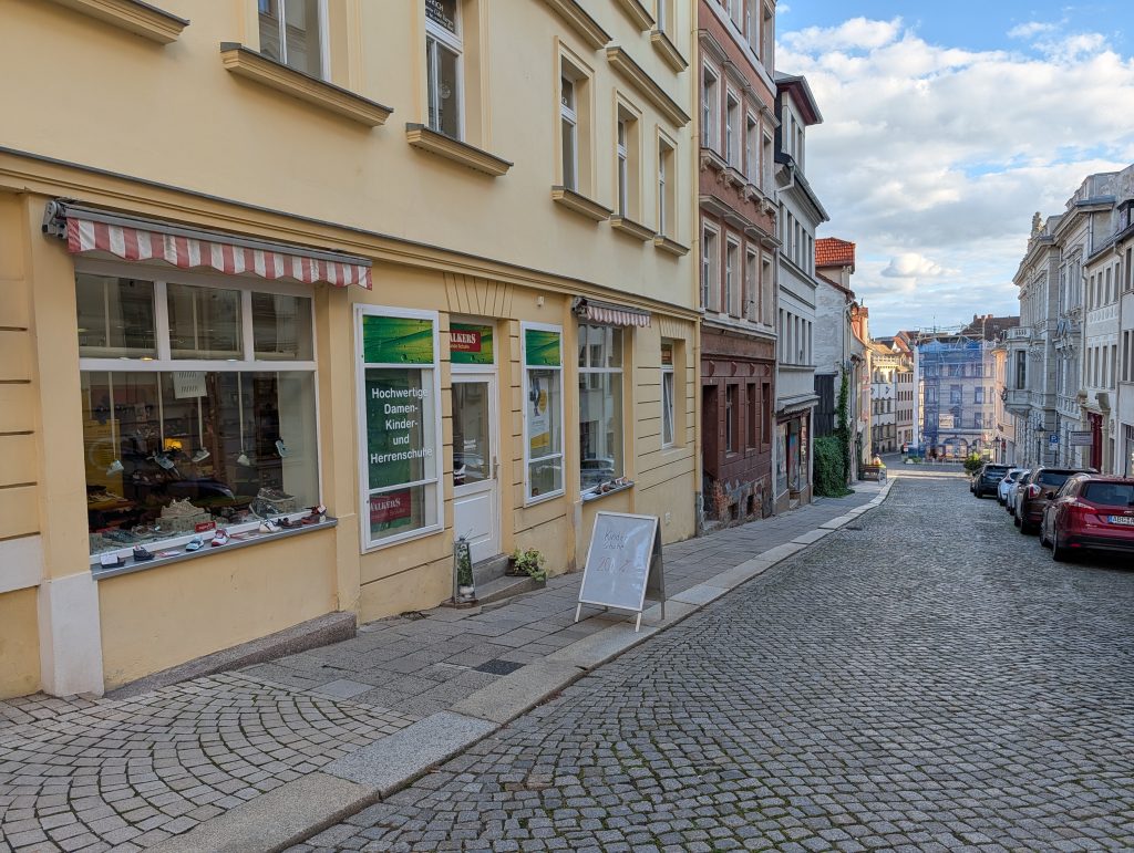 Unweit vom Altenburger Markt ist das Schuhgeschäft von Christine Kramke seit 31 Jahren zu Hause. Foto: Maike Steuer